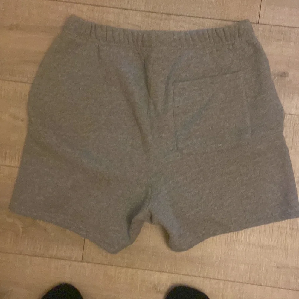 Essentials Shorts - Picture 2 of 4